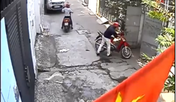 Trộm chuyên nghiệp, bình tĩnh phá khóa xe máy trong 5 giây